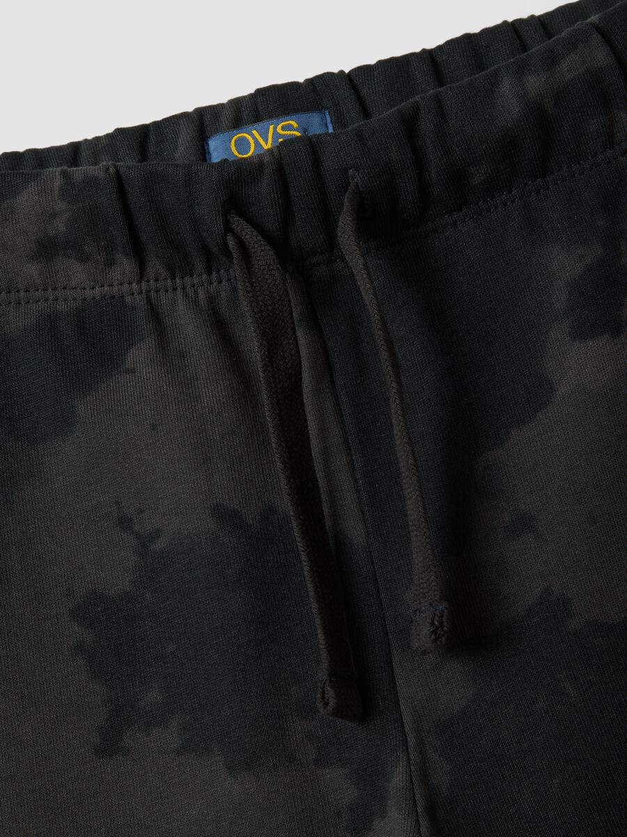 Black pure cotton jogger trousers with gradient print for boys_5
