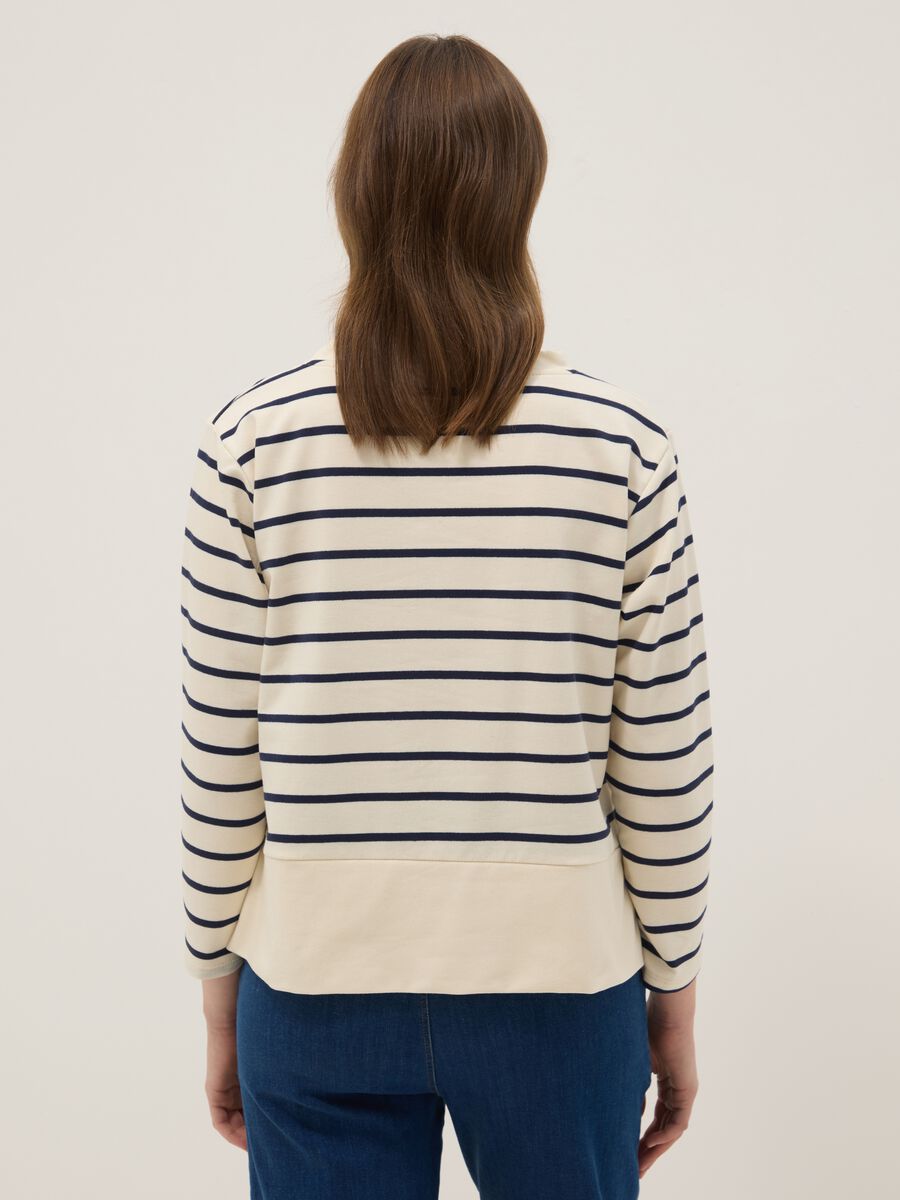 White cotton-stretch top with blue stripes, regular fit_2