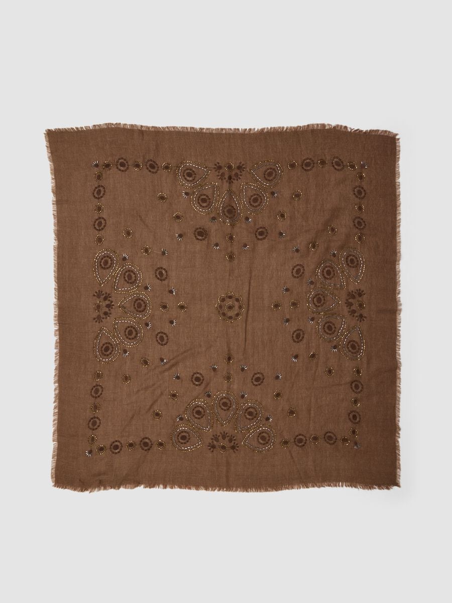 Foulard marrone in misto lana con ricami_1