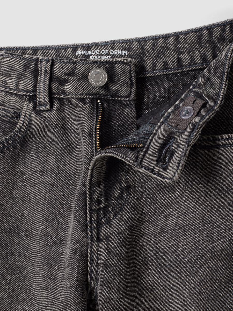 Girls&rsquo; straight-leg grey jeans in cotton, lyocell and viscose blend denim_2