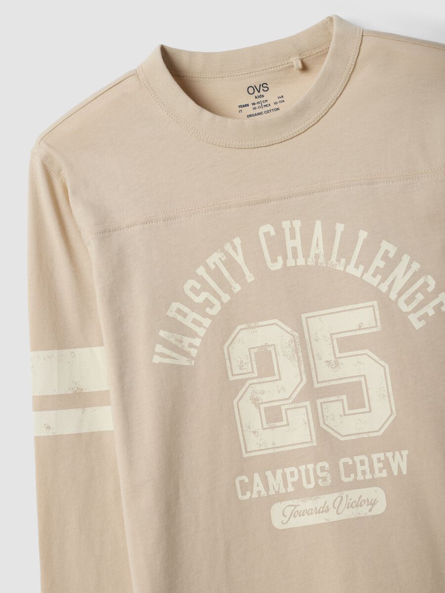 T-shirt beige in puro cotone organico con stampa college per ragazzo_4