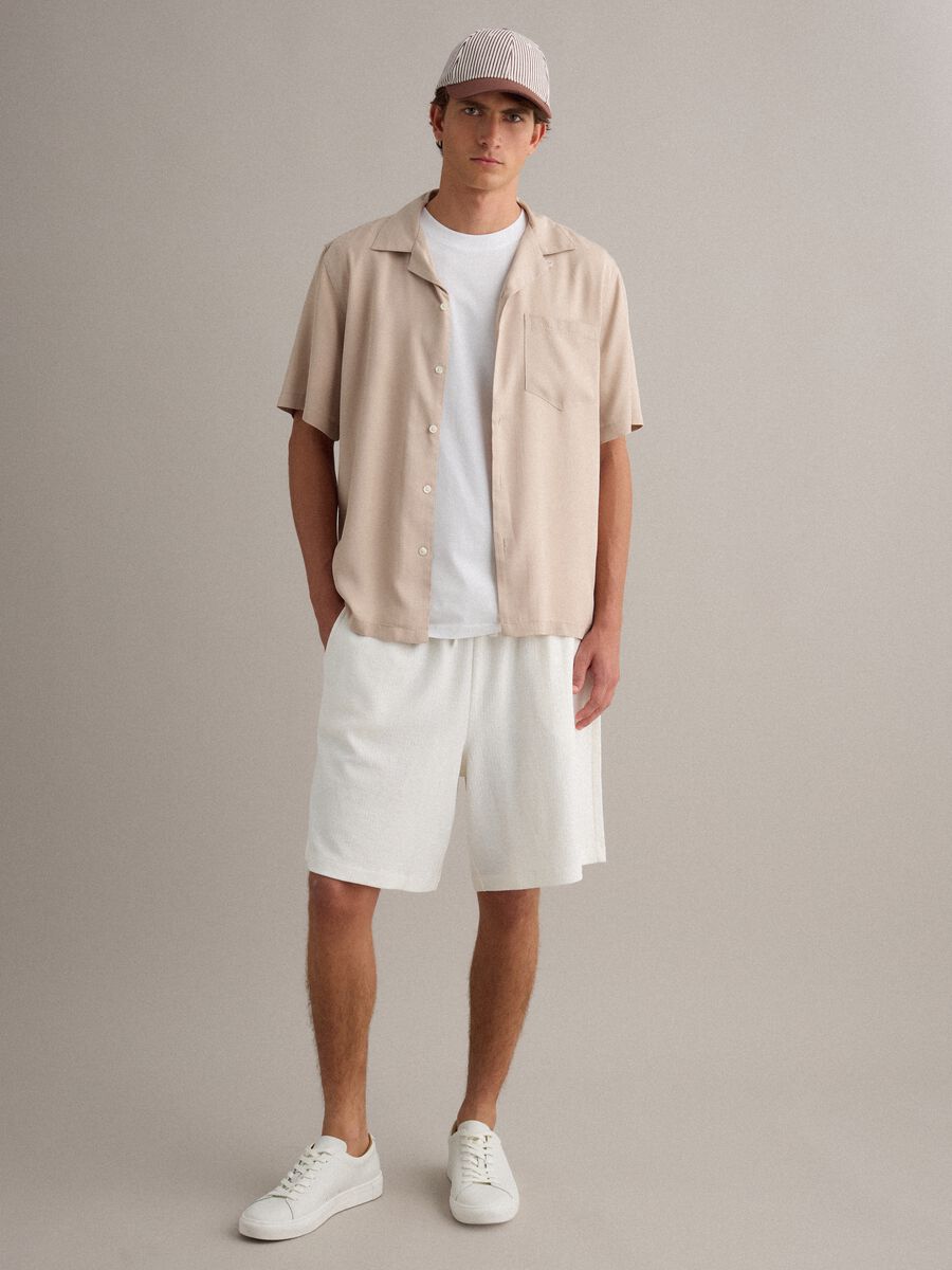 White cotton-blend jogger shorts with drawstring, relaxed fit_0