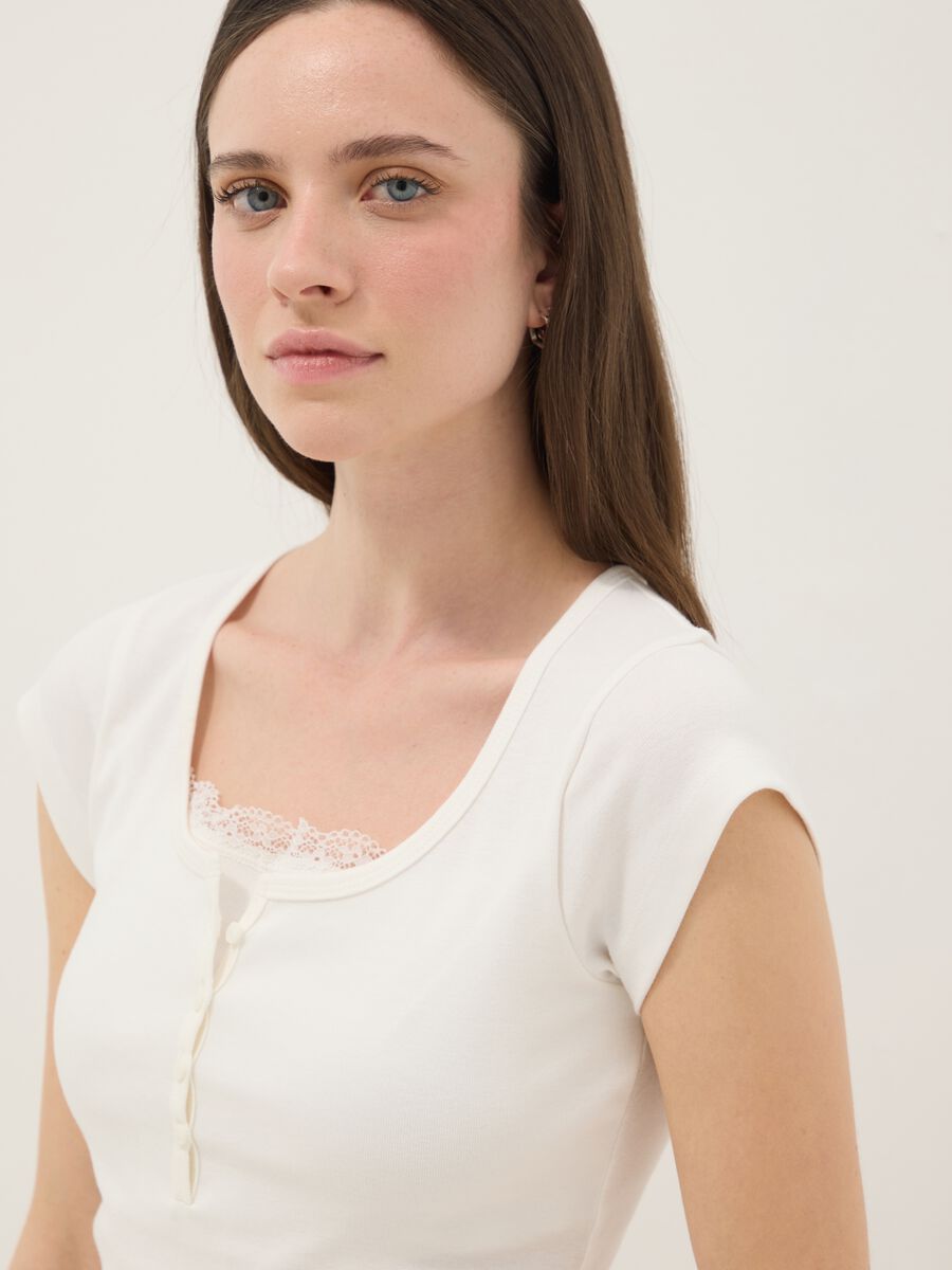 White cotton blend regular fit T-shirt with lace details_3