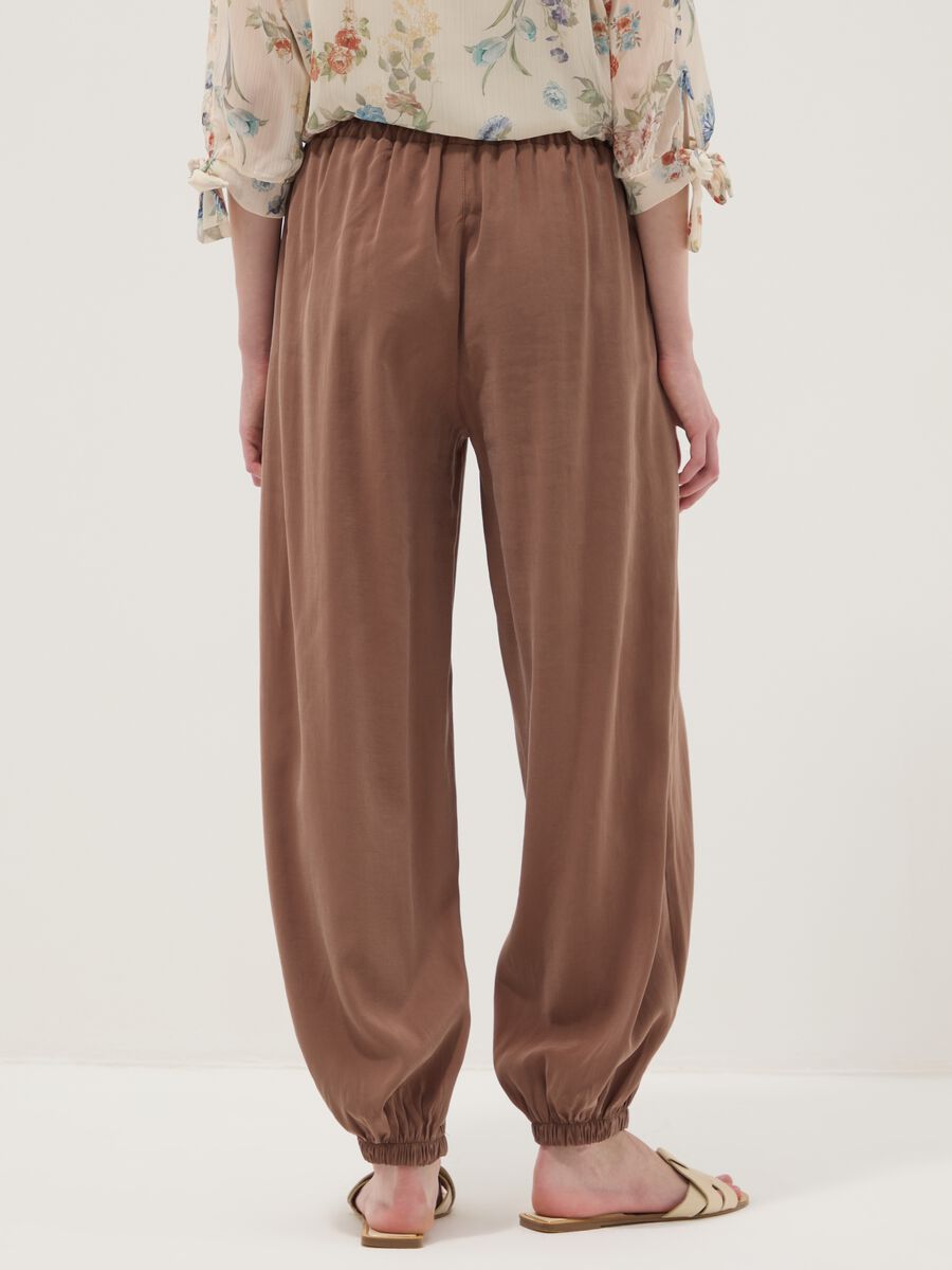 Brown viscose-blend trousers with elasticated cuffs, regular fit_2