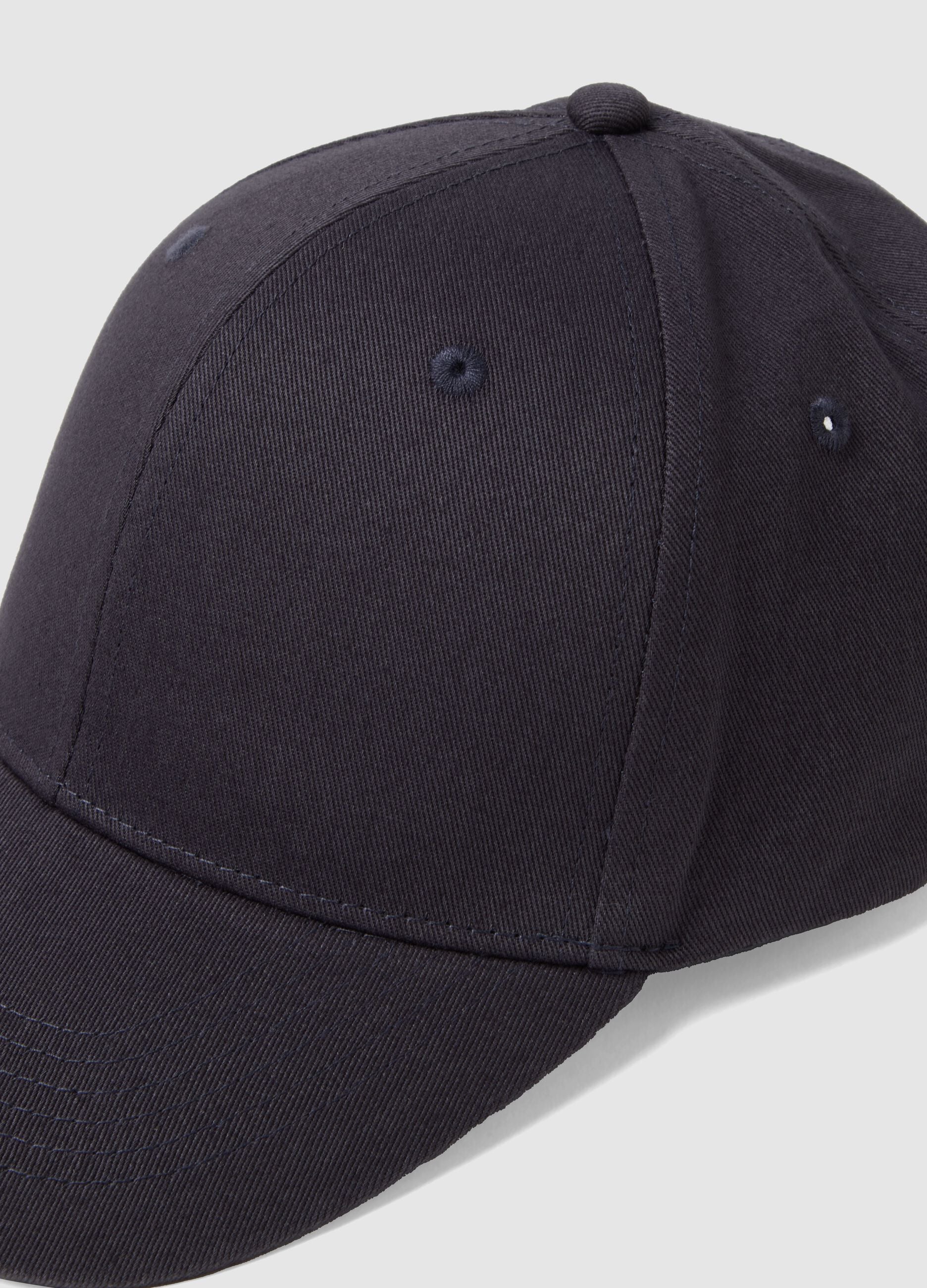 Black pure cotton baseball cap with adjustable closure