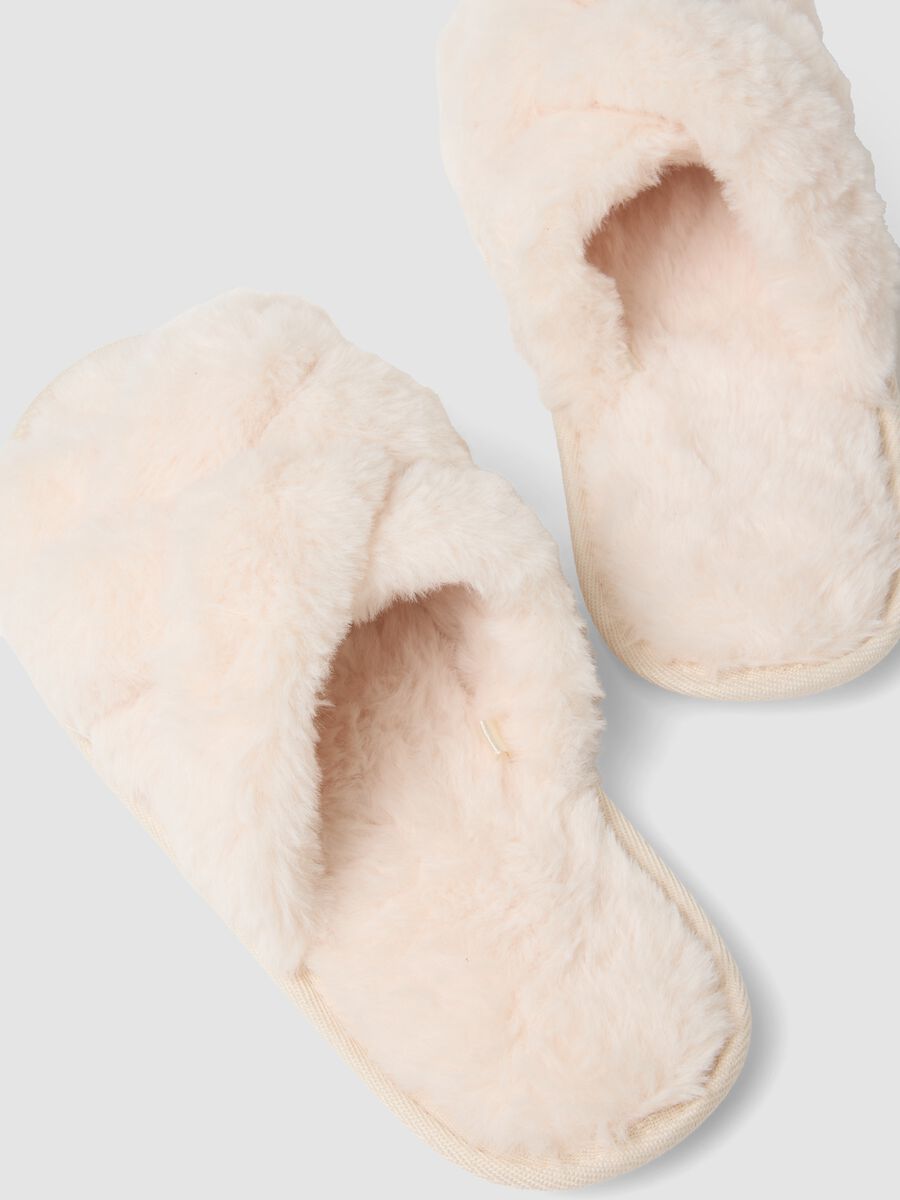 Pantofole bianche incrociate con pelliccia_2