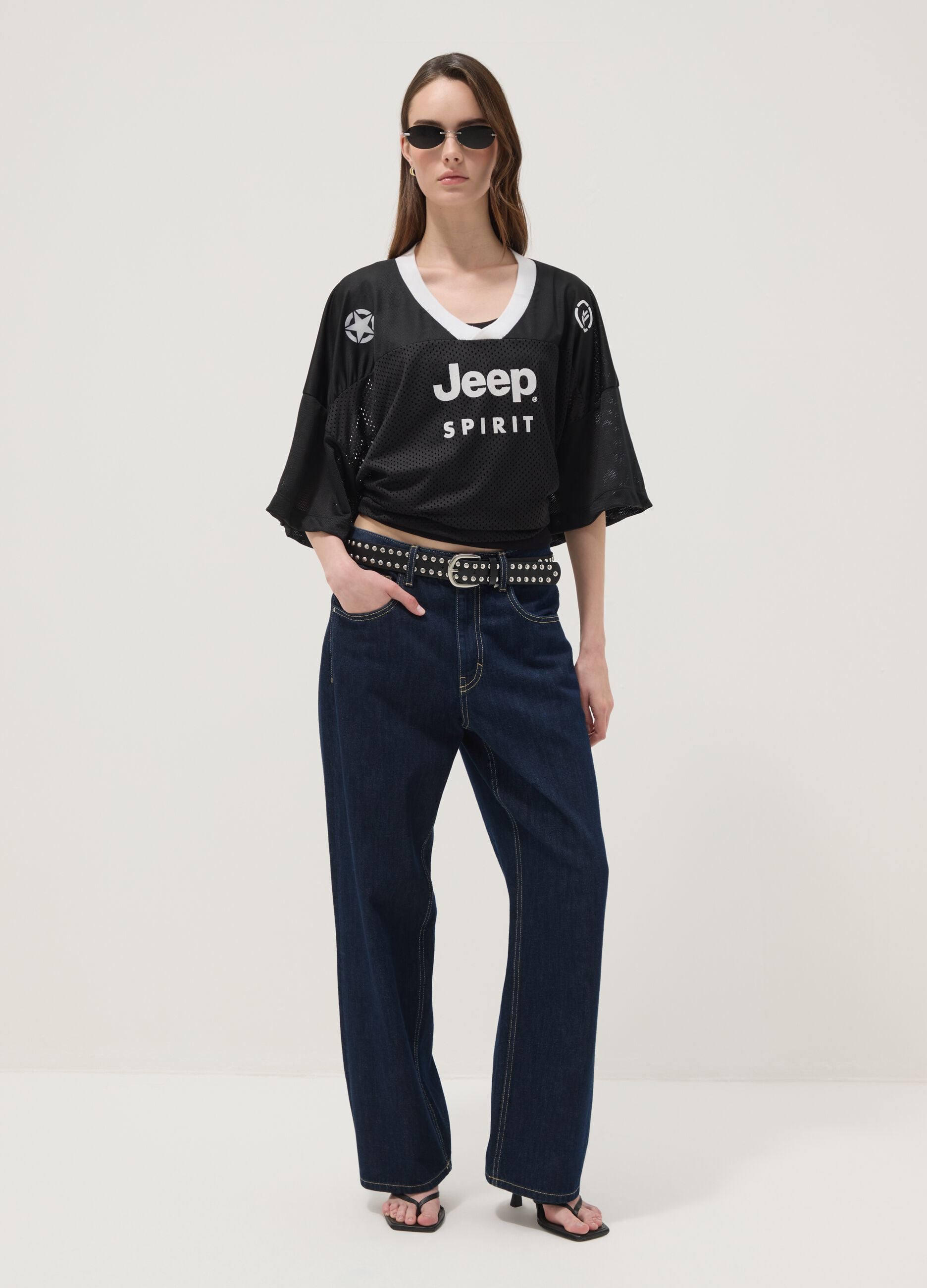 T-shirt nera a maniche corte con inserto traforato regular fit