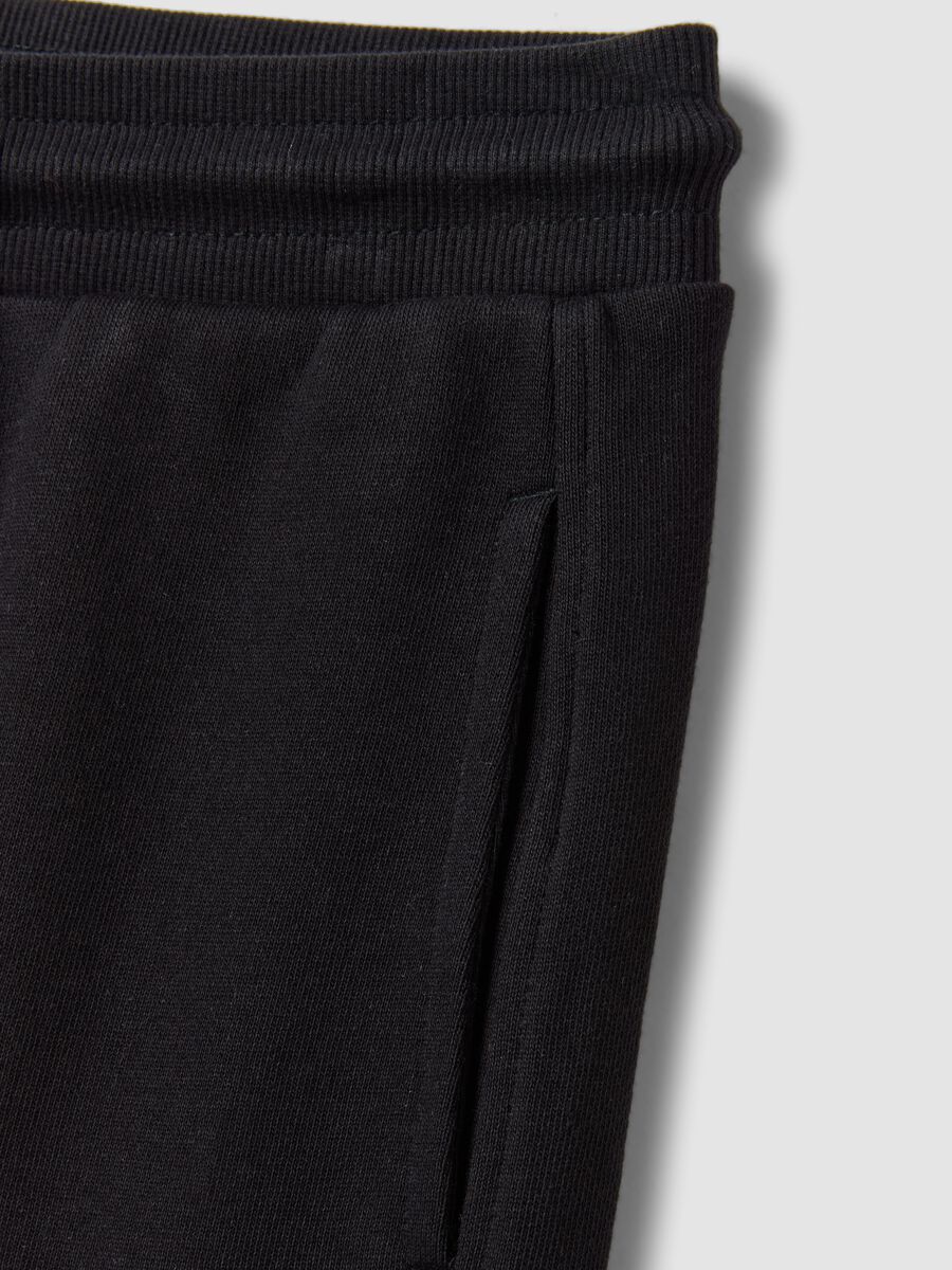 Black organic cotton joggers with a comfort fit for boys_2