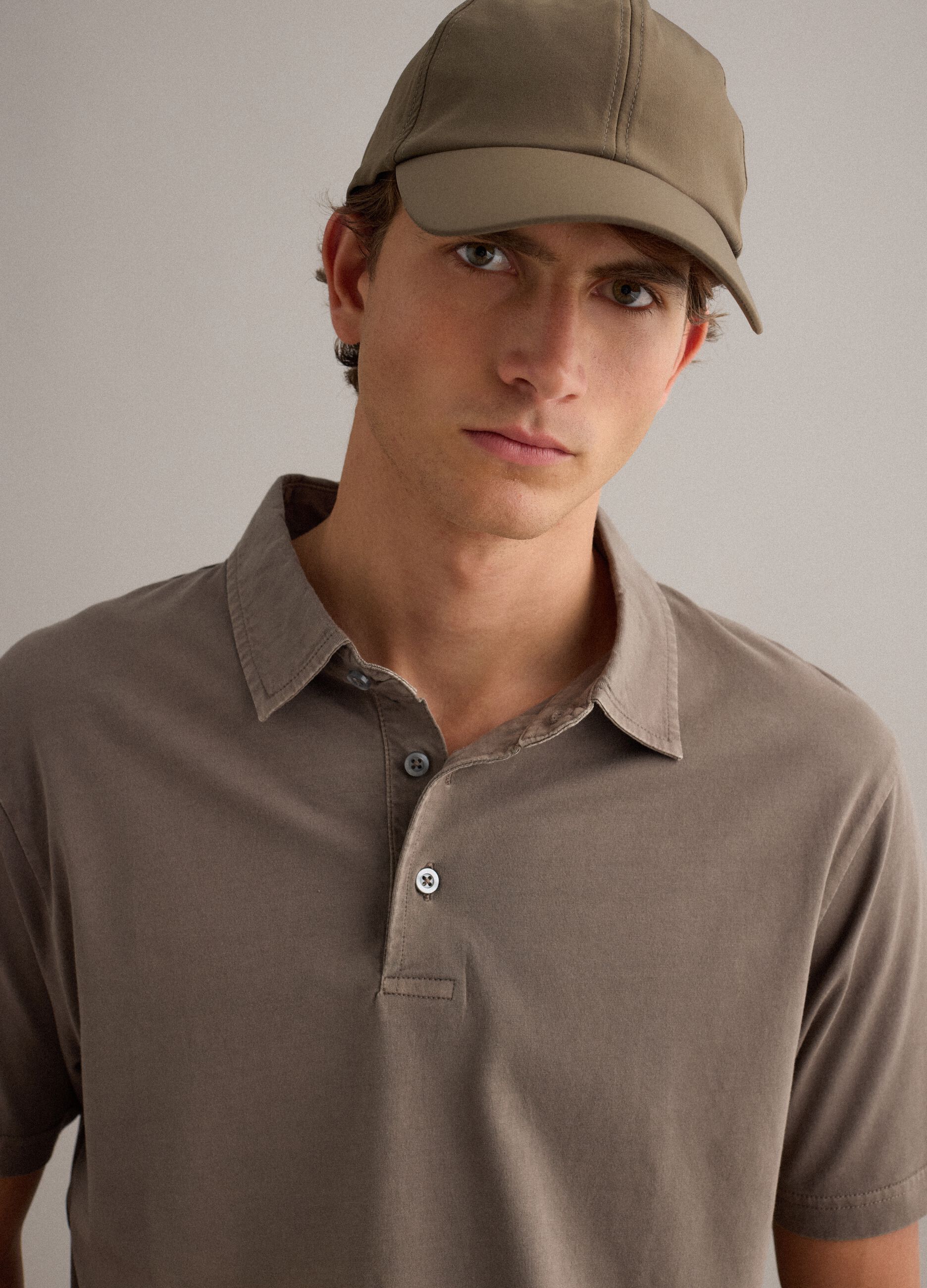 Brown short-sleeve polo in pure cotton, regular fit