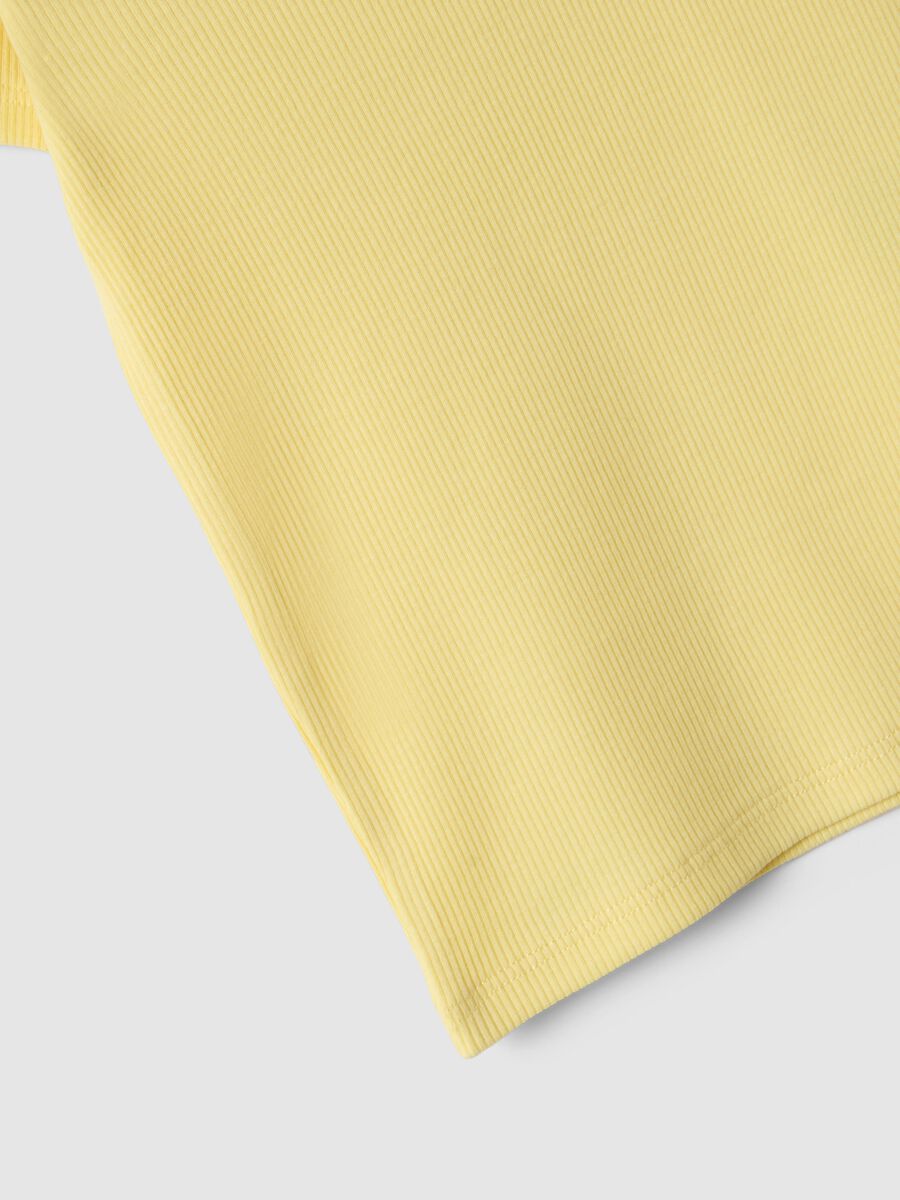 T-shirt in cotone elasticizzato gialla da bimba con arcobaleno_3