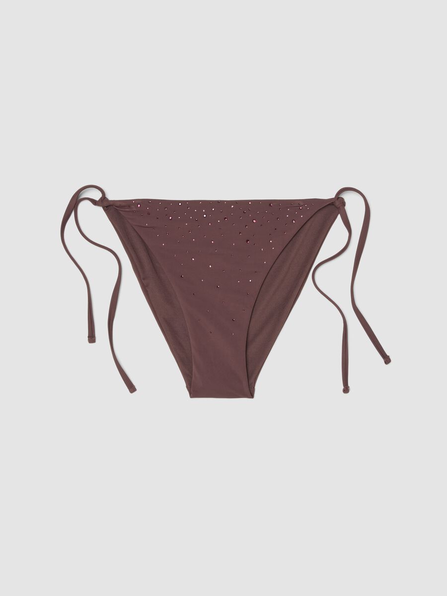 Slip bikini elasticizzato marrone con dettagli brillanti_4