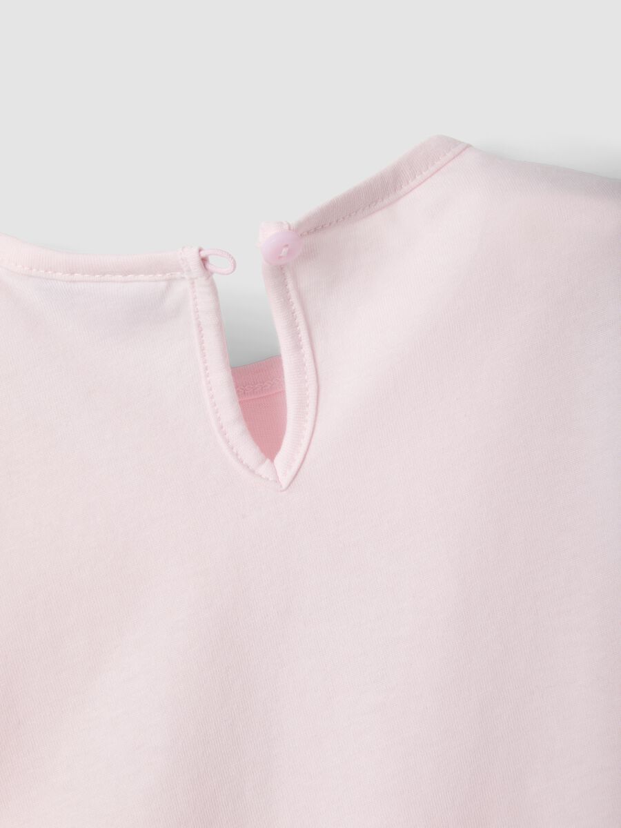 T-shirt rosa in puro cotone organico da bimba con stampa e volant_3