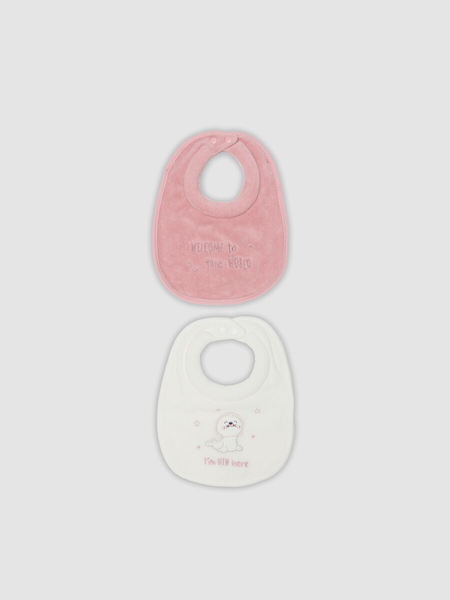 Bipack di bavaglini rosa e bianco in misto cotone organico con ricami_0