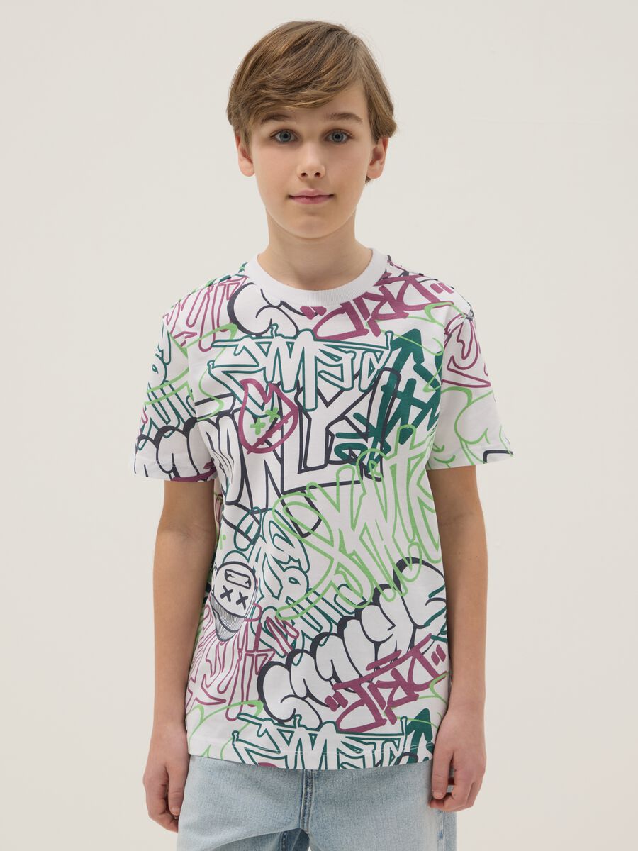 T-shirt multicolor in puro cotone con graffiti da ragazzo regular fit_0
