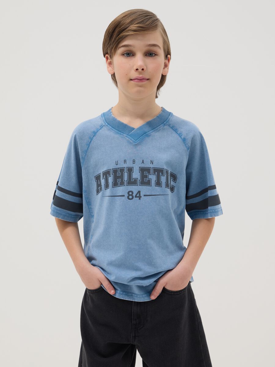 T-shirt in puro cotone azzurro da ragazzo regular fit con scritta_0