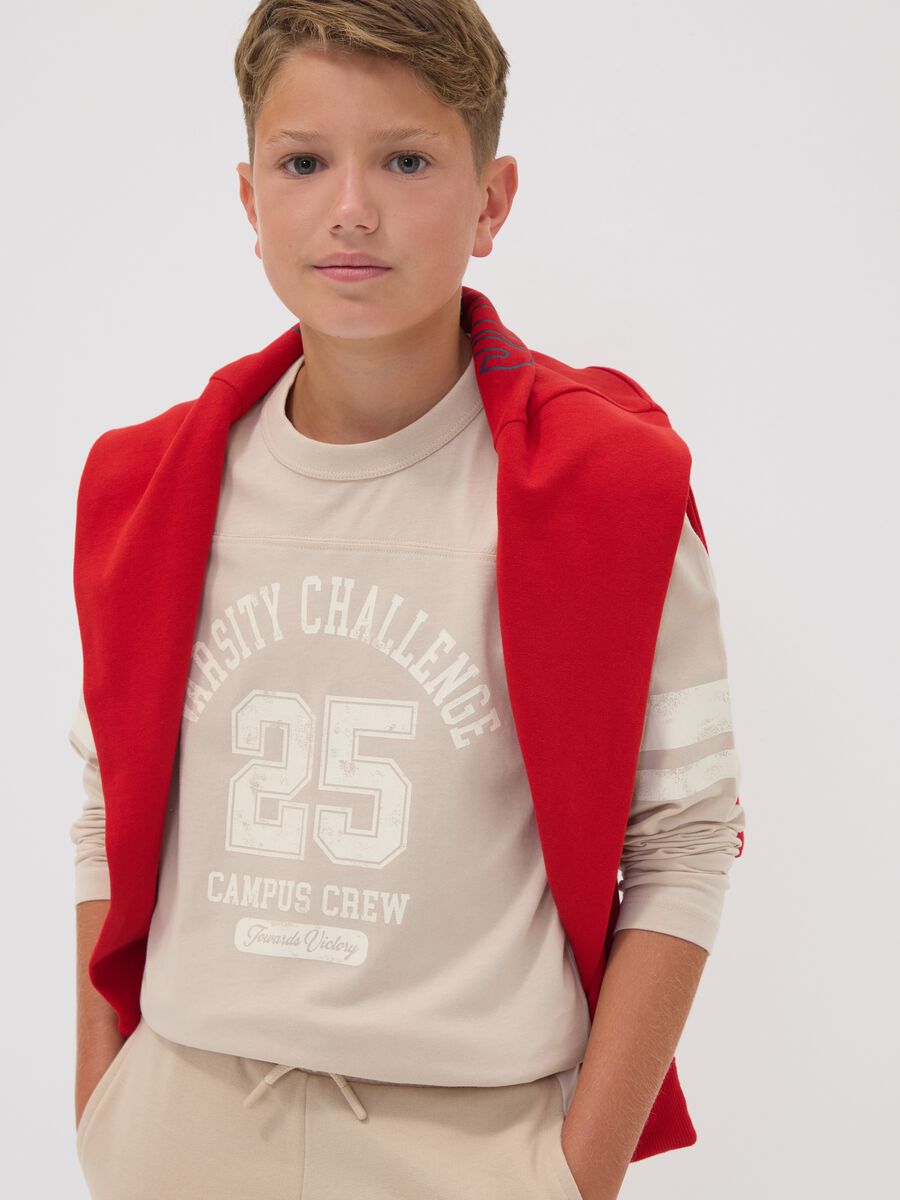 T-shirt beige in puro cotone organico con stampa college per ragazzo_0