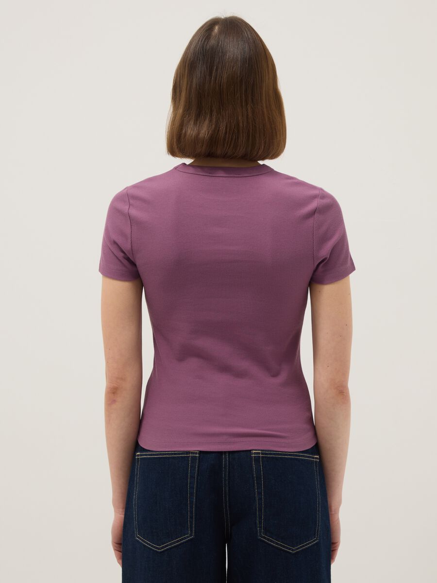 T-shirt fitted a maniche corte in cotone elasticizzato viola_3