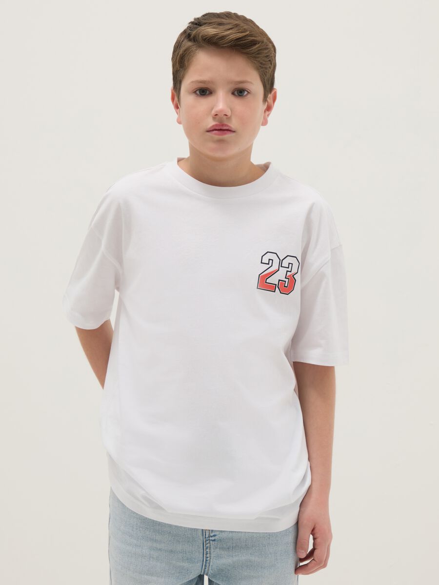 T-shirt in puro cotone bianca da bambino oversize fit con stampa_0