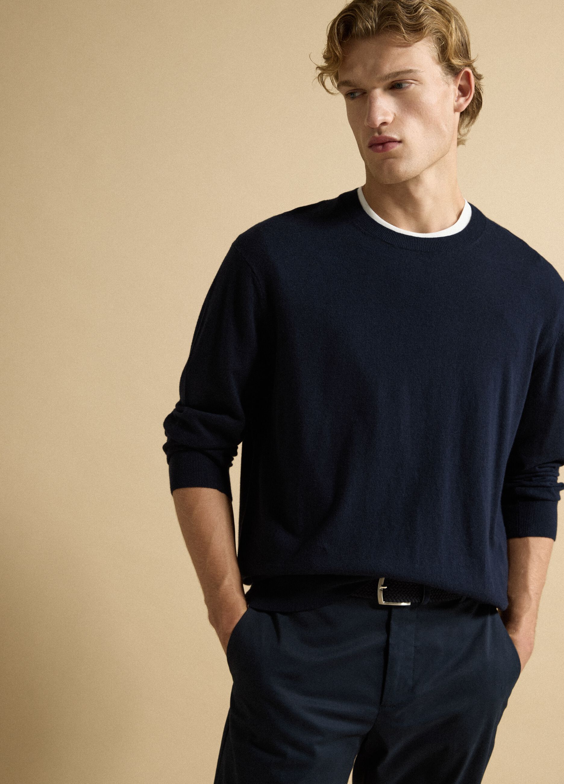 Blue crew-neck jumper in a cotton and cashmere blend, regular fit