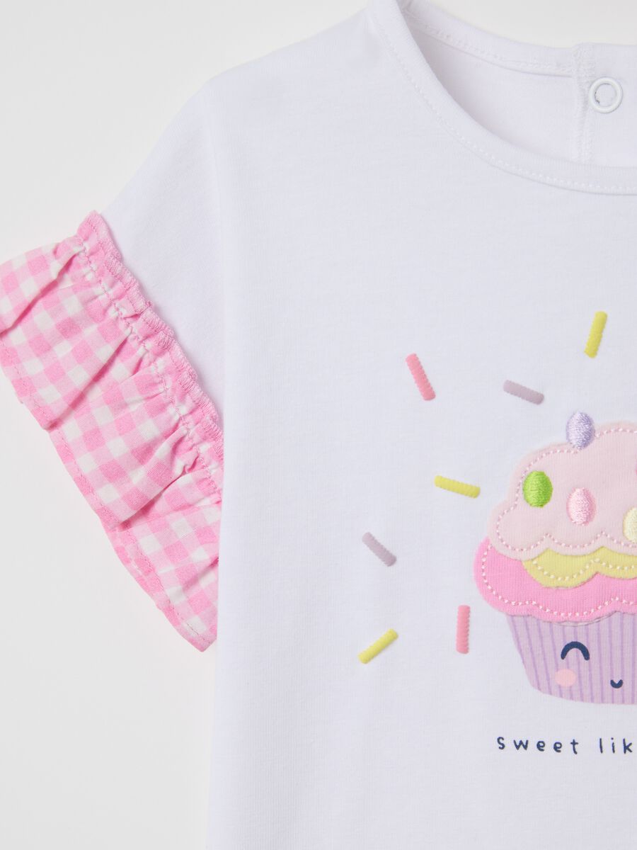T-shirt bianca con volant e applicazione cupcake_2