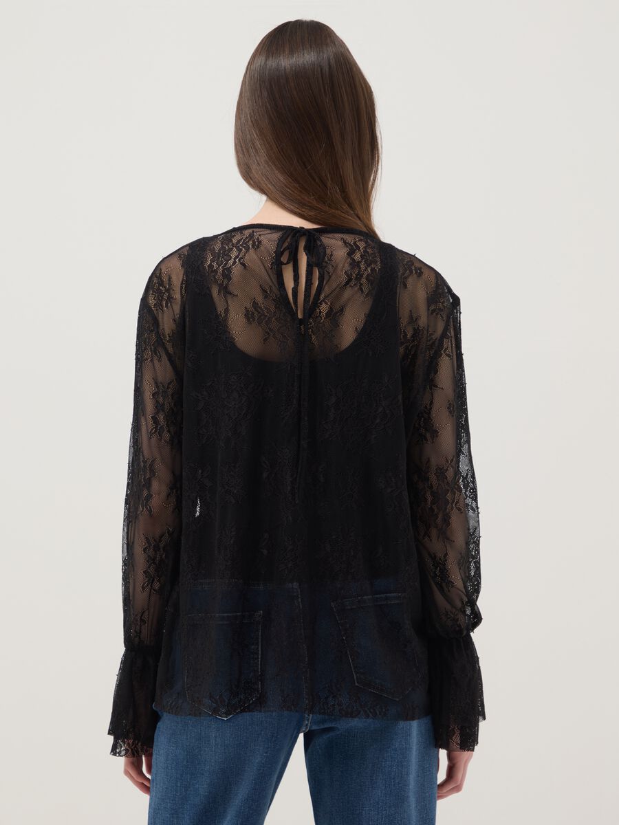 Blusa nera in tessuto elasticizzato con pizzo trasparente regular fit_3