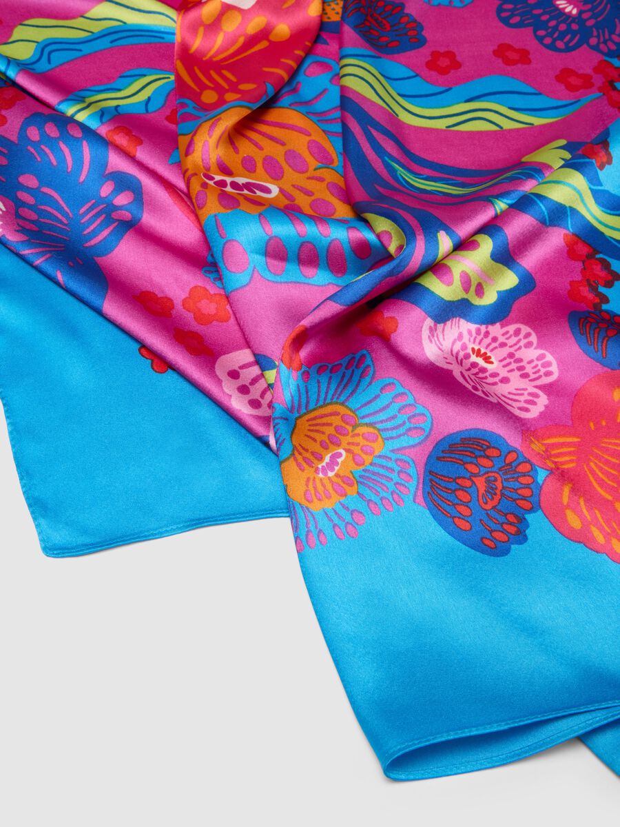 Foulard leggero multicolor con stampa floreale_3