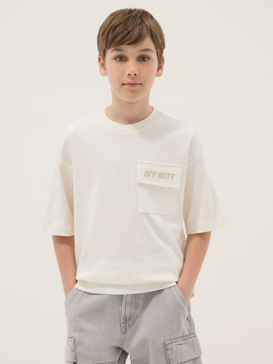 T-shirt bianca in puro cotone da ragazzo con taschino relaxed fit_0