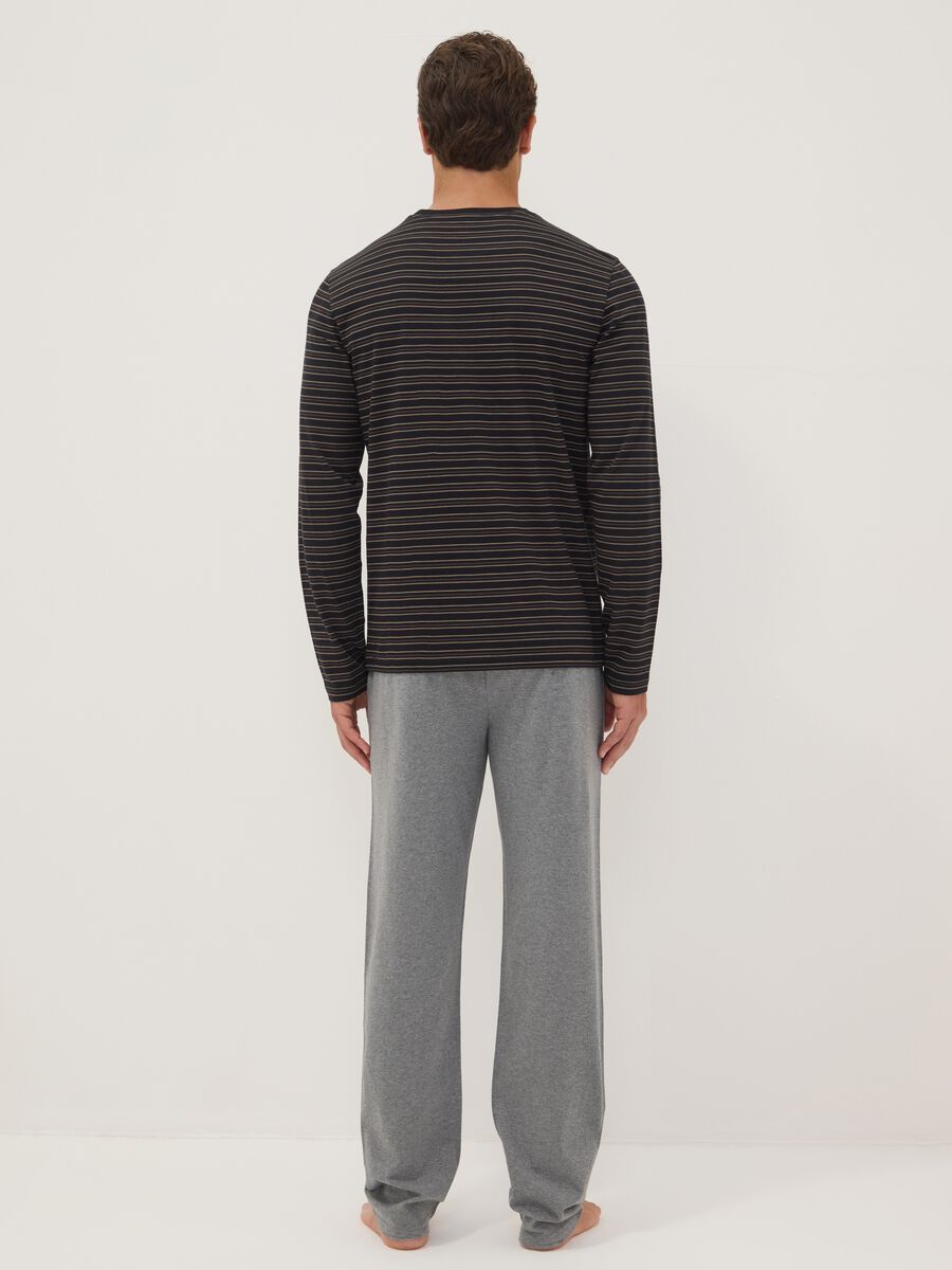 Black and grey striped crew-neck pyjamas in pure organic cotton_3