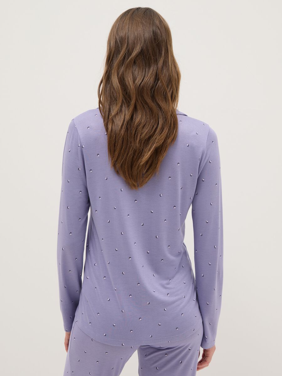 Maglia pigiama in pura viscosa viola regular fit con scollo a V e stampe_2