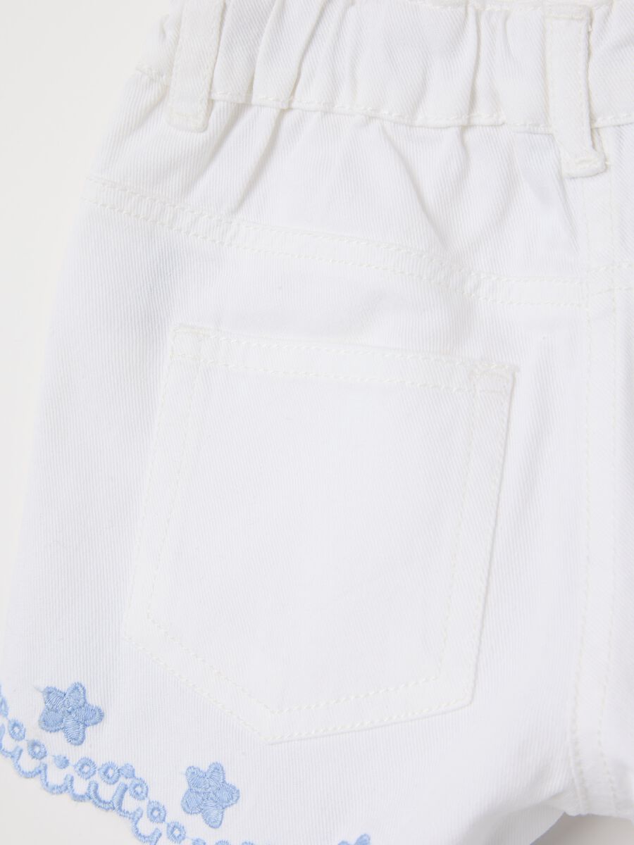 Shorts bianchi con ricamo floreale in cotone_3