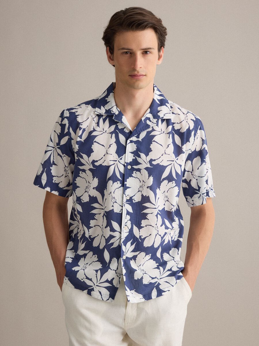 Camicia blu a fiori in cotone organico_0