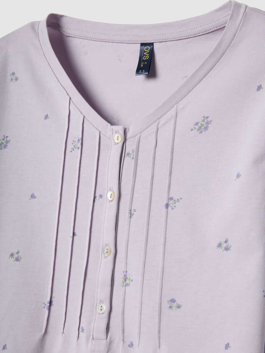 Pigiama in puro cotone viola con collo serafino e motivo floreale_5