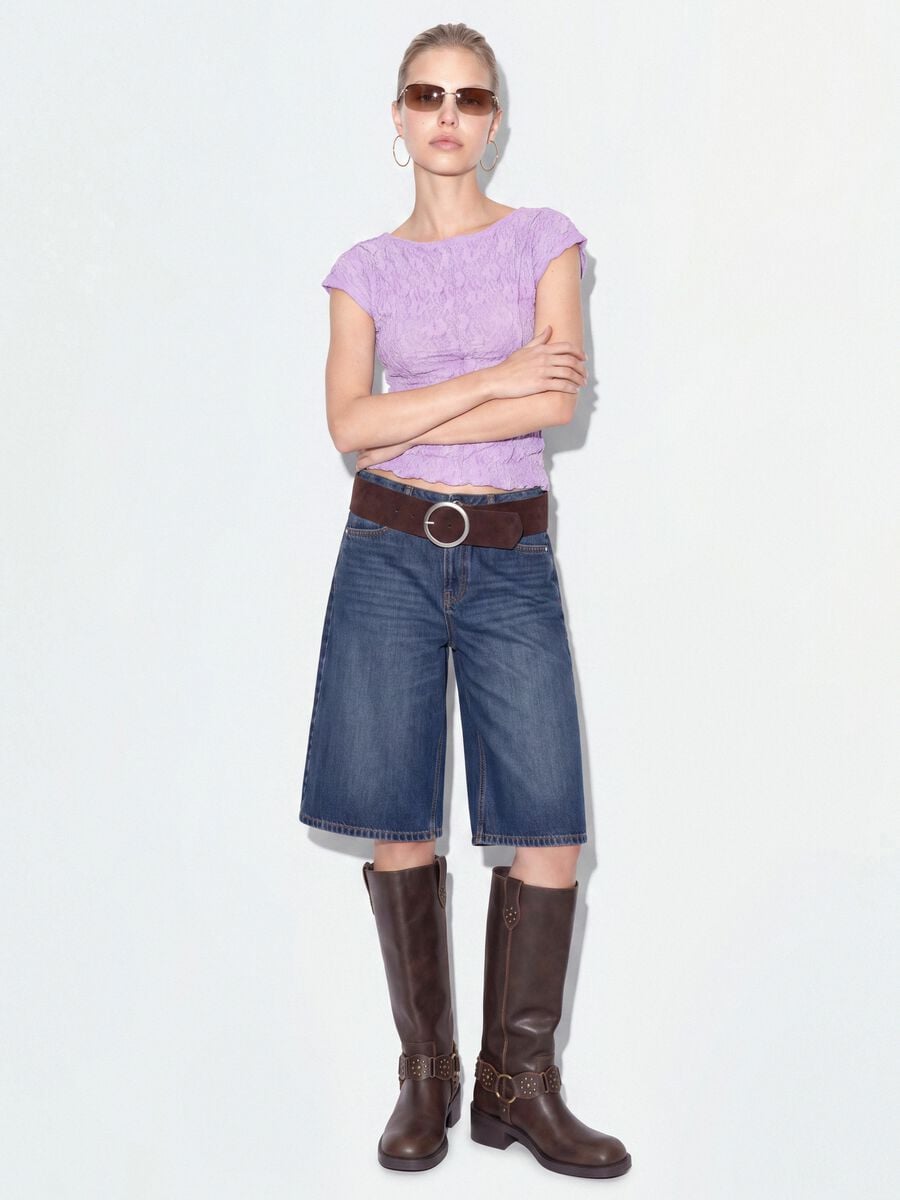 T-shirt viola in tessuto elasticizzato con texture floreale in rilievo_1
