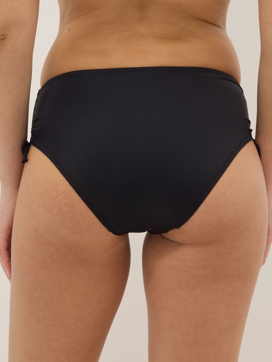Black stretch bikini bottoms with ruched detailing_2