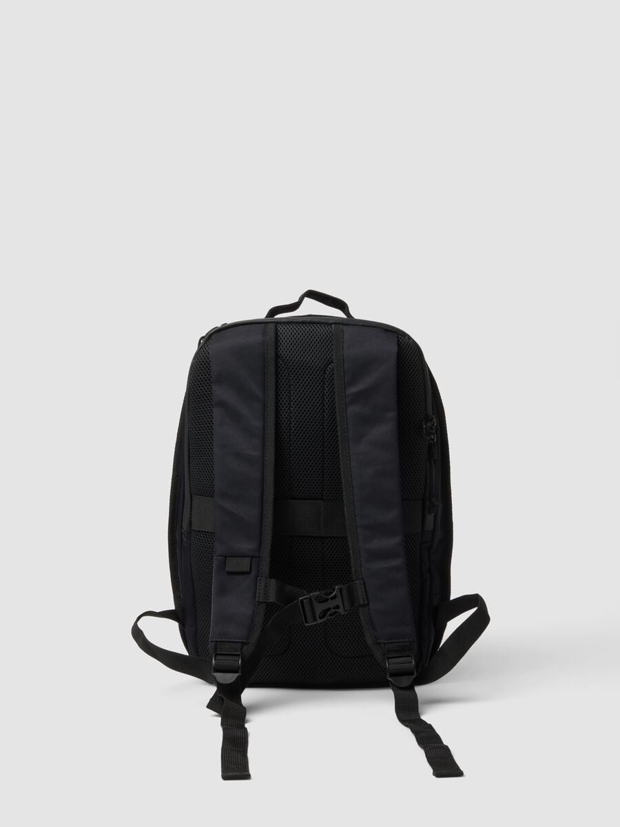 Zaino nero con spallacci regolabili_2