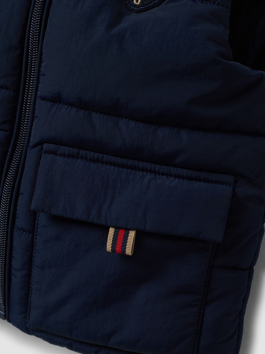 Gilet blu imbottito con cappuccio e zip per bimbo_2