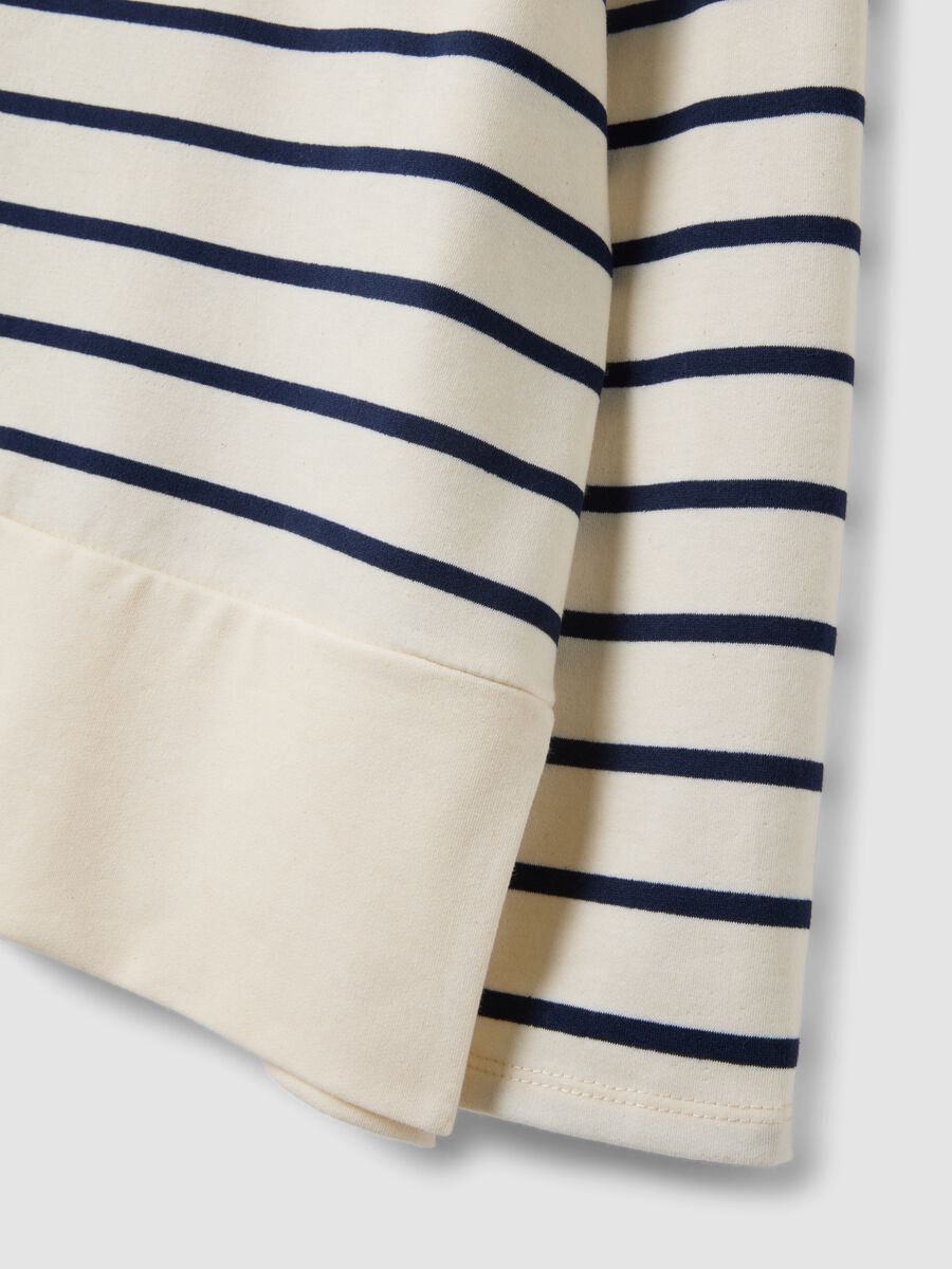 White cotton-stretch top with blue stripes, regular fit_5