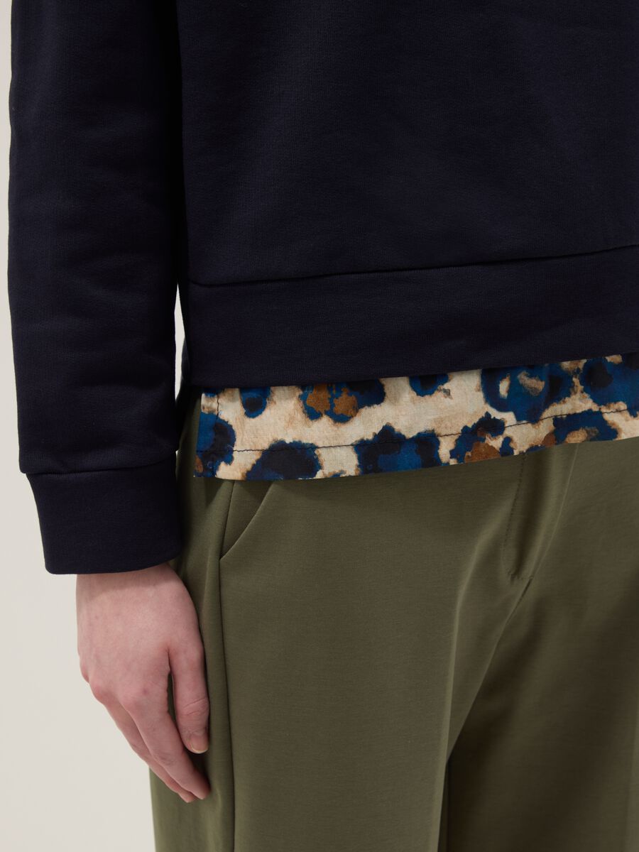 Felpa girocollo in cotone elasticizzato blu regular fit con dettaglio_3