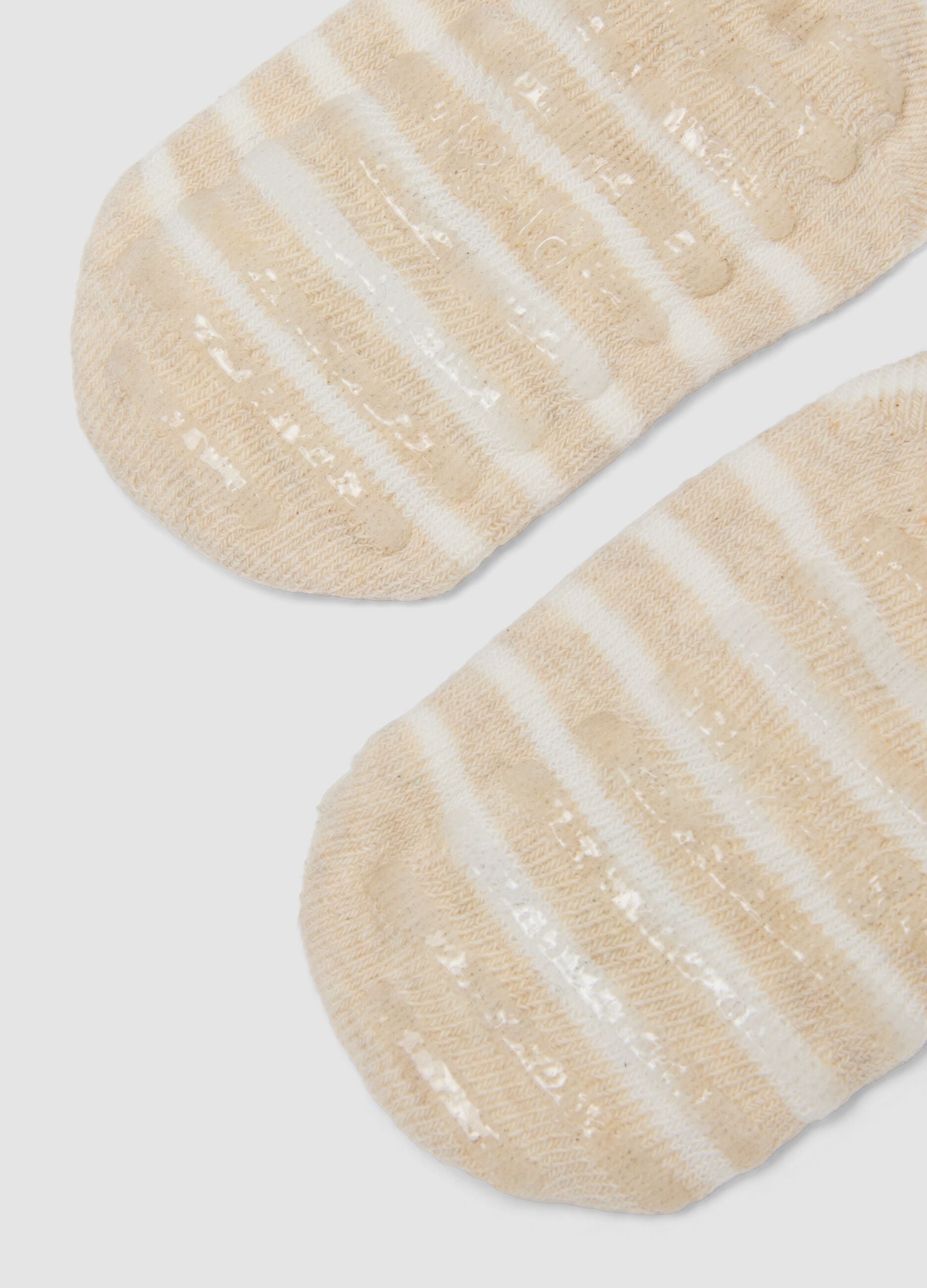 Beige non-slip socks in stretchy organic cotton with crocodile motif