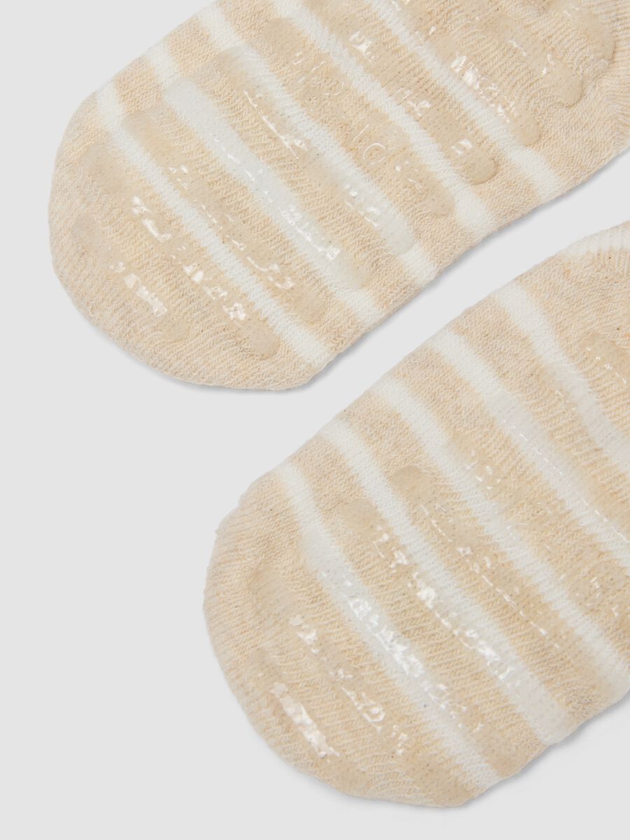 Beige non-slip socks in stretchy organic cotton with crocodile motif_1