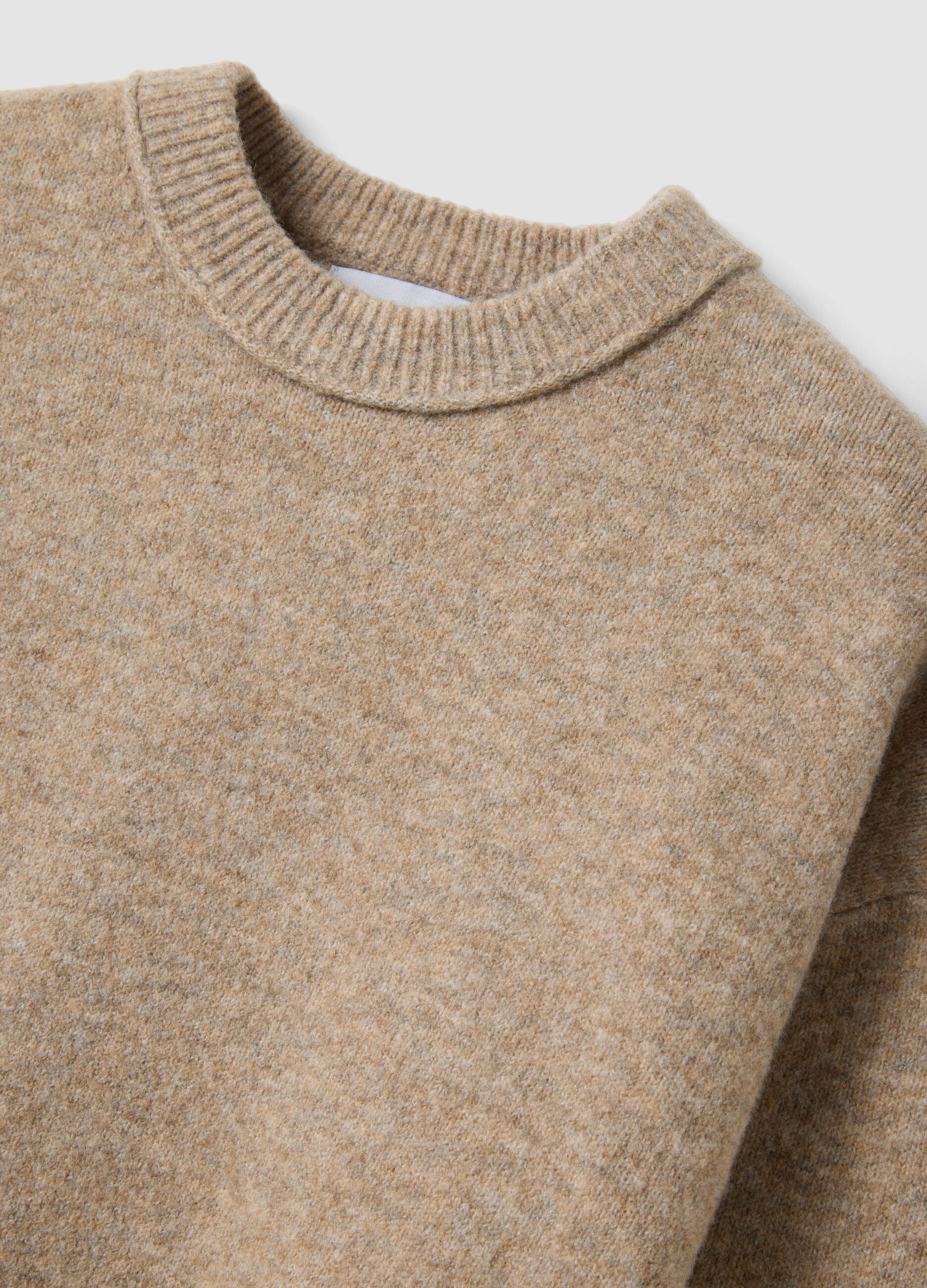 Maglione beige in lana elasticizzata girocollo over fit
