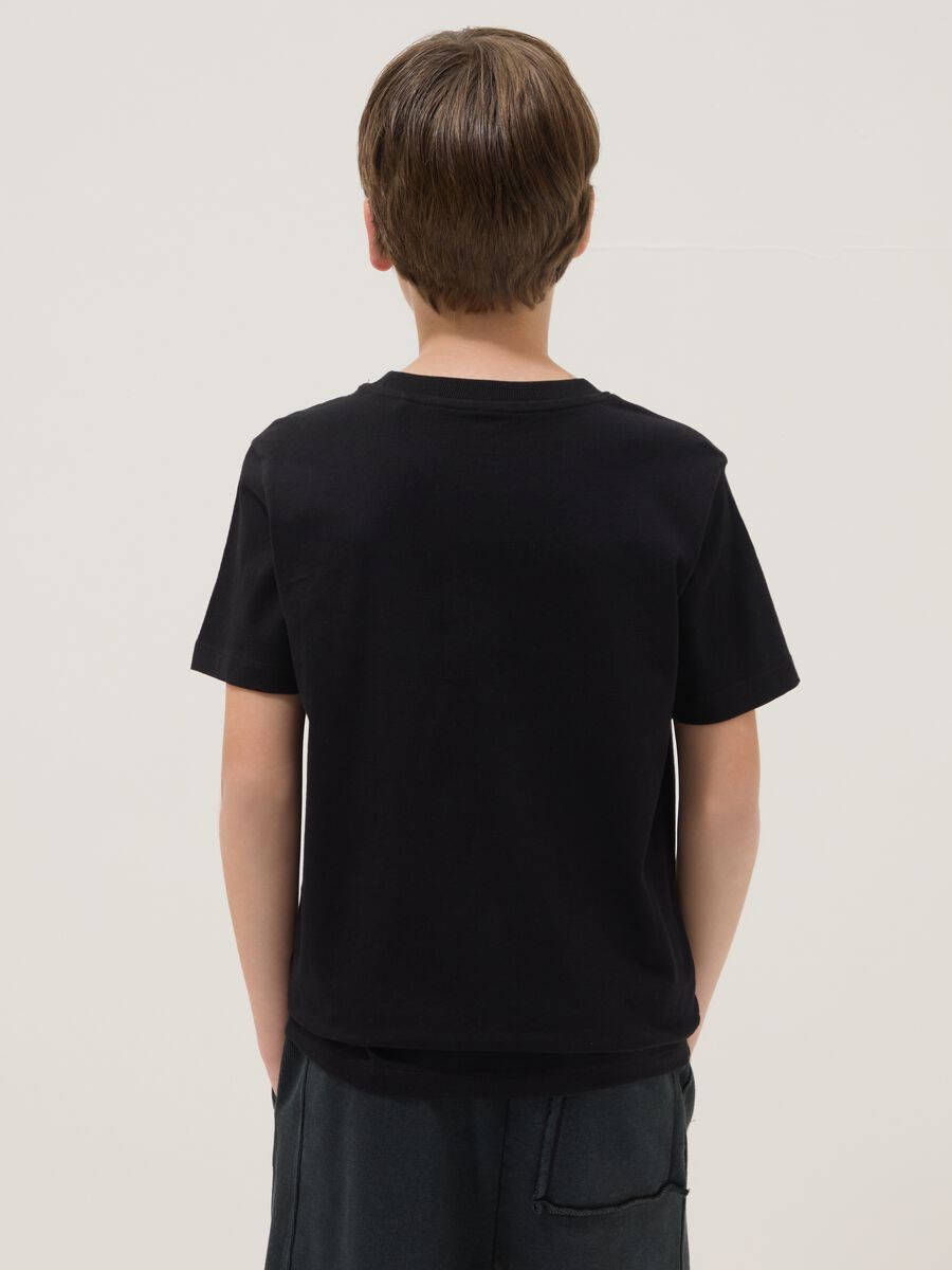 T-shirt nera a maniche corte in cotone organico_2