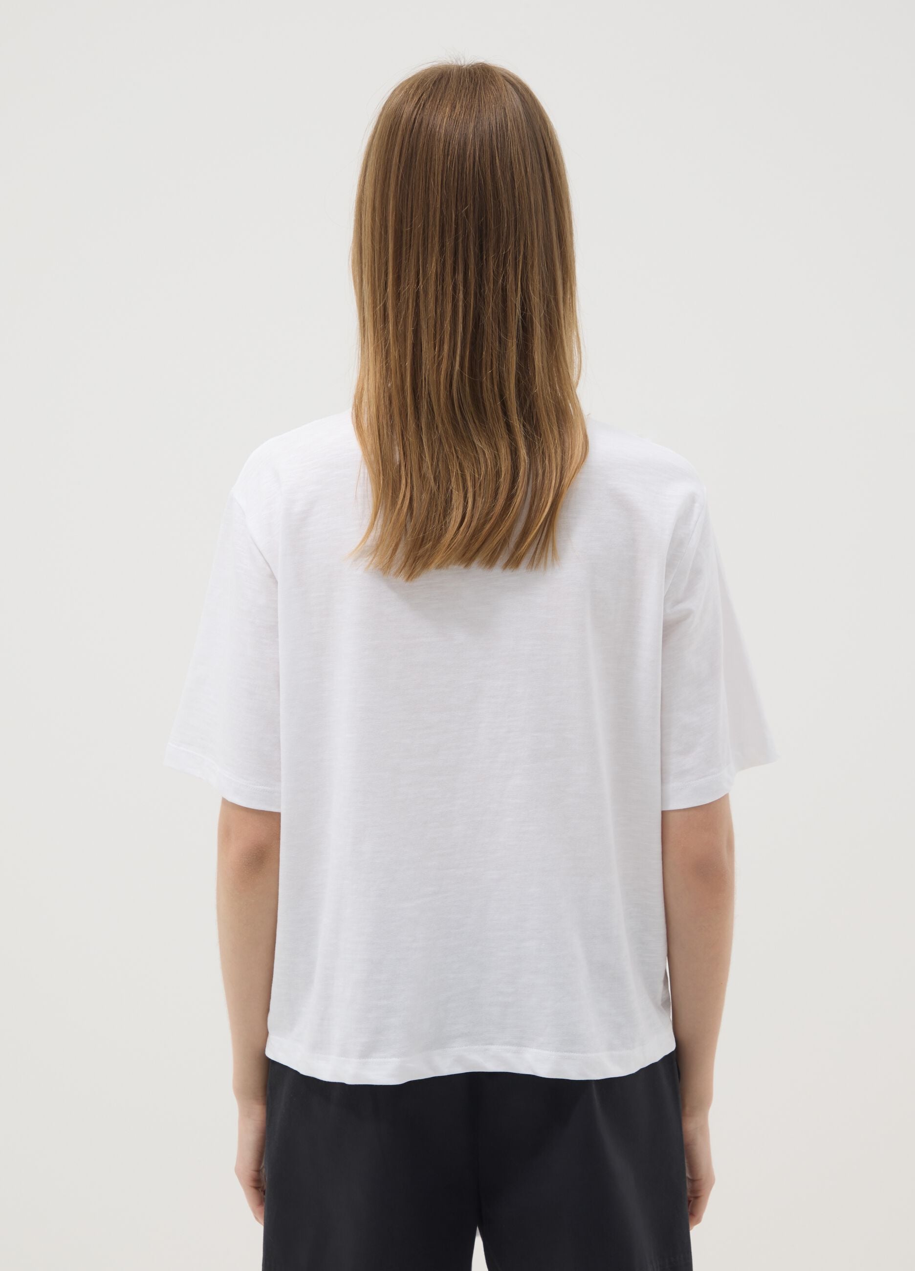 White pure cotton T-shirt with crochet appliqu&eacute;