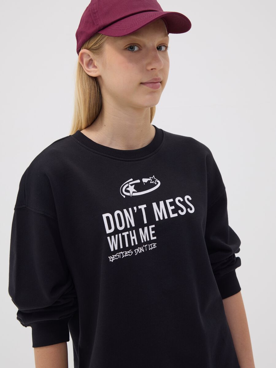 Black pure cotton sweatshirt with front slogan, relaxed fit, for girls_1