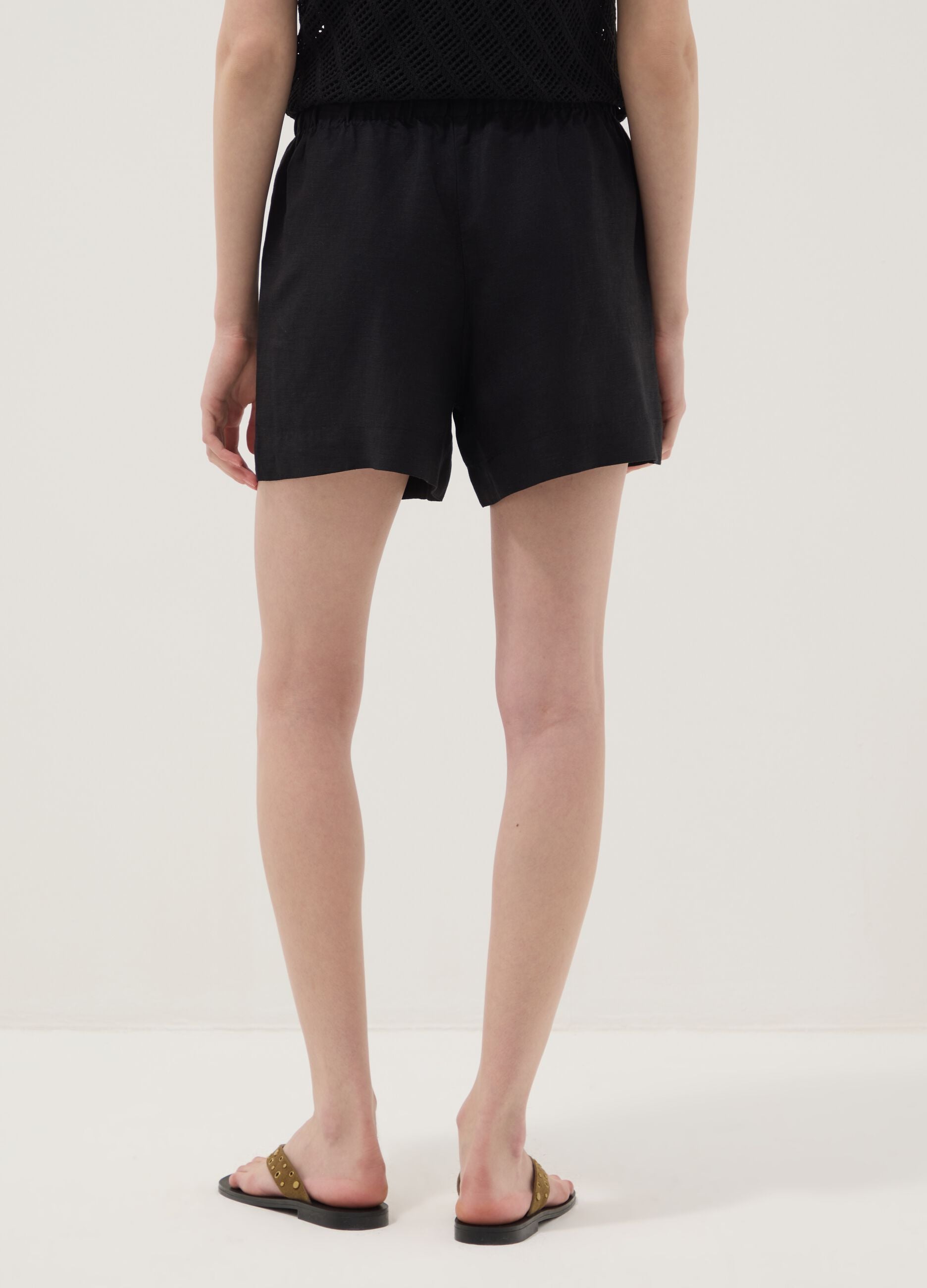 Black linen-viscose blend shorts with elasticated waist, regular fit