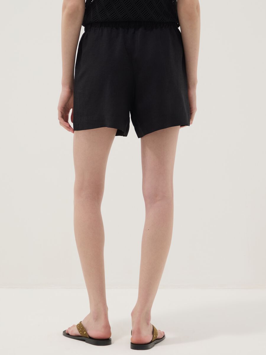 Black linen-viscose blend shorts with elasticated waist, regular fit_2