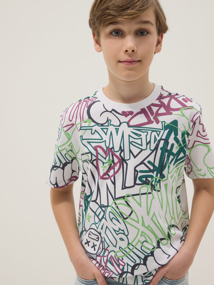 T-shirt multicolor in puro cotone con graffiti da ragazzo regular fit_2
