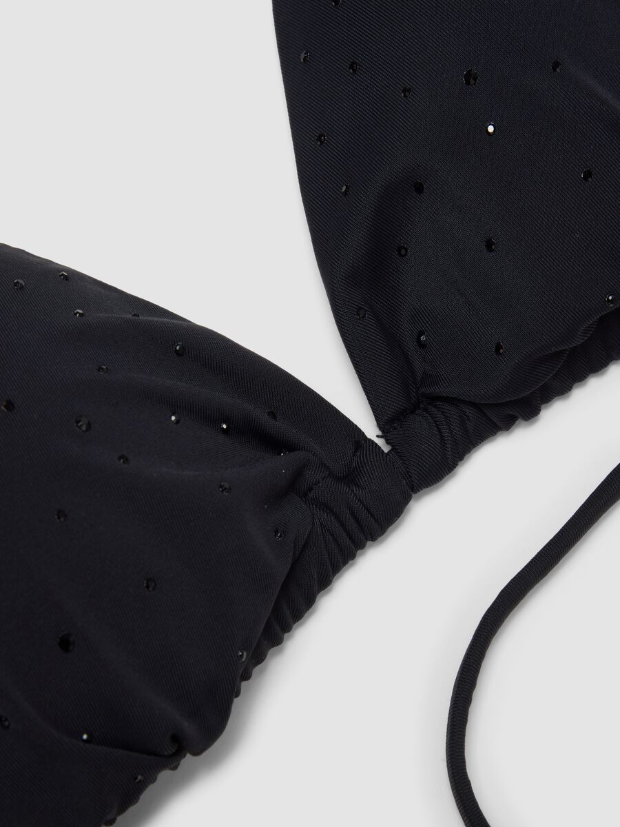 Top bikini a triangolo elasticizzato nero con dettagli brillanti_5