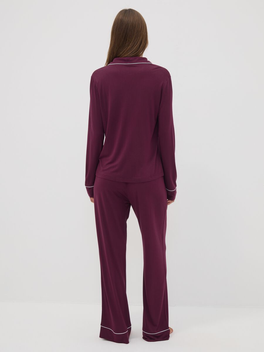 Purple pure viscose pyjamas with V-neck and contrast piping_3
