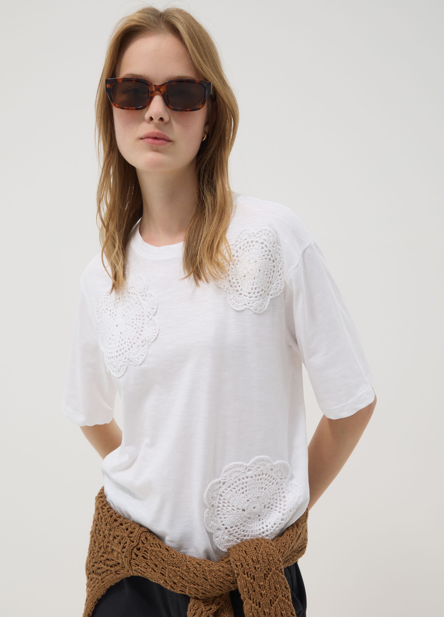 White pure cotton T-shirt with crochet appliqu&eacute;